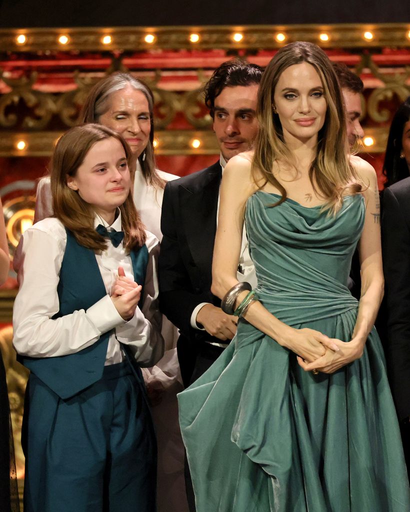 Vivienne Jolie, Angelina Jolie, les acteurs et l'équipe acceptent le prix de la meilleure comédie musicale pour 