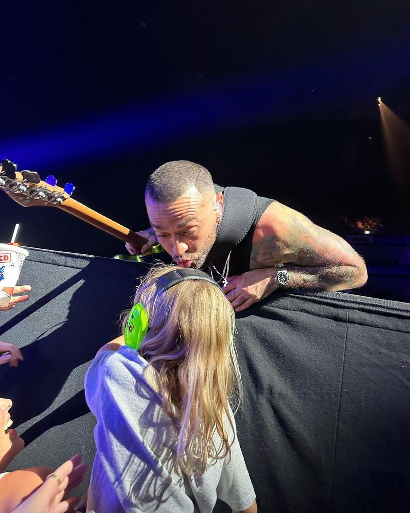 matt willis lying on stage kissing daughter Trixie