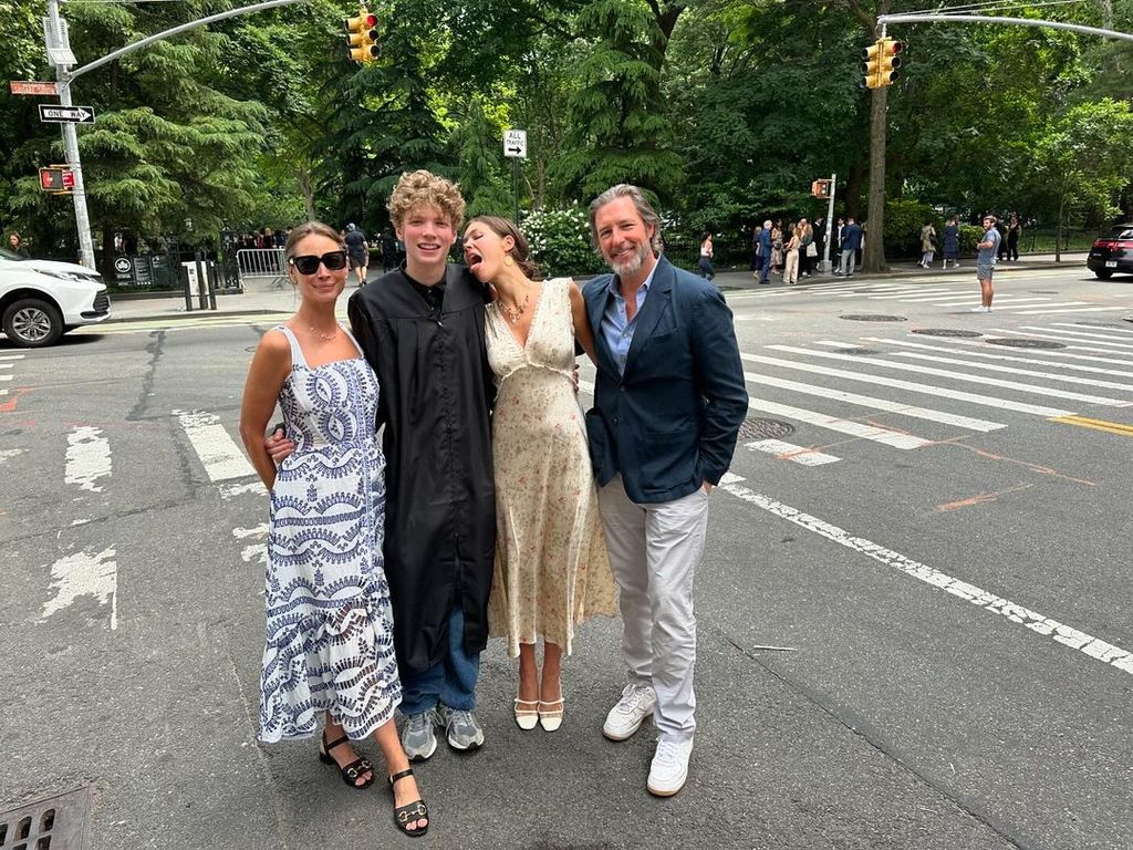 Christy Turlington pose avec son mari Edward Burns et leurs enfants Finn et Grace (deuxième à droite)