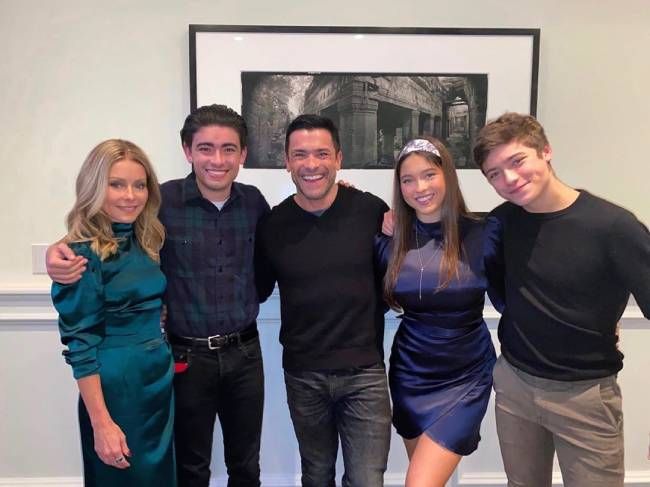 kelly ripa and mark consuelos with their children