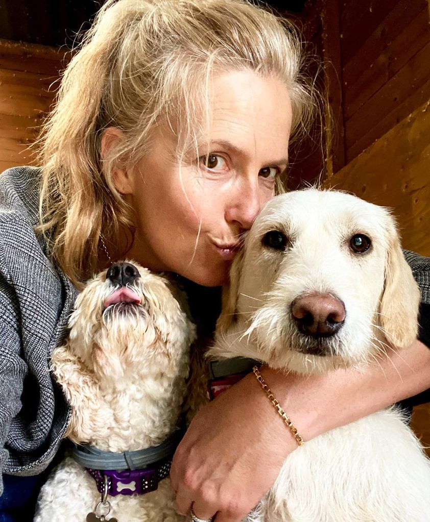 Penny Lancaster berpose dengan dua anjing