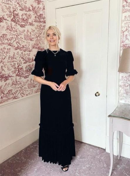 holly willoughby black dress