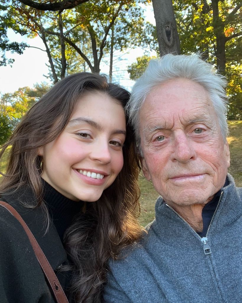 Michael Douglas dan Carys Douglas berpose untuk selfie di Brown University, dibagikan di Instagram