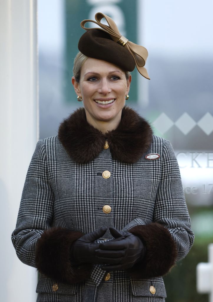 Zara Tindall dengan mantel dan topi houndstooth