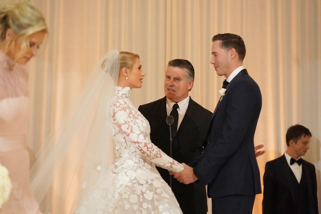 Paris Hilton et Carter Reum alors qu'ils se marient