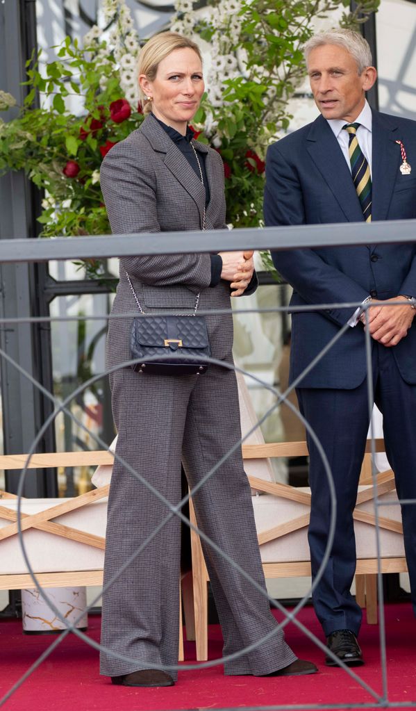   Zara Tindall w szarym garniturze na Royal Windsor Horse Show 