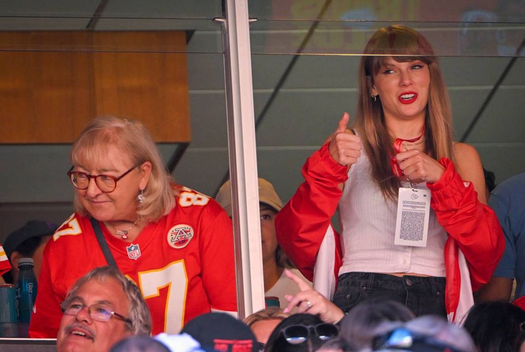 Donna Kelce, à esquerda, mãe do tight end Travis Kelce, do Chiefs, assiste ao jogo com a estrela pop Taylor Swift, no centro