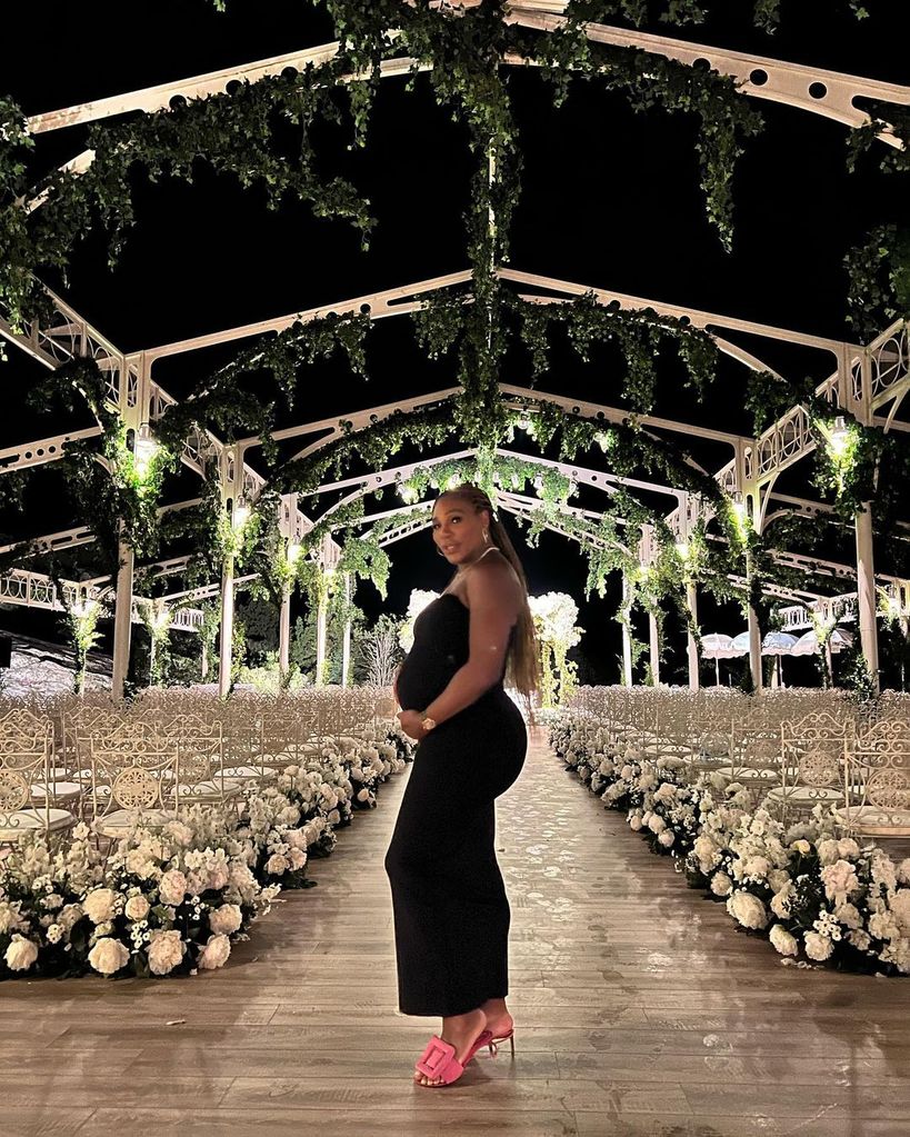 Serena showcases her blossoming bump