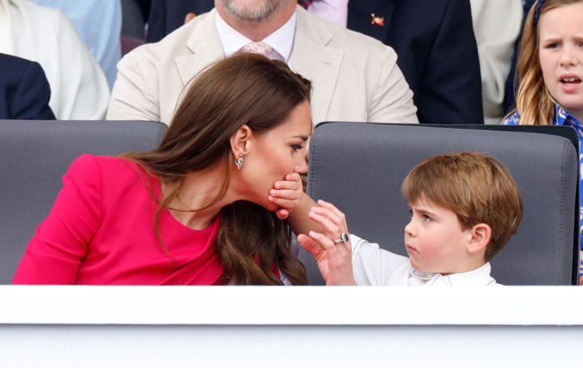 prince louis hand over kates mouth