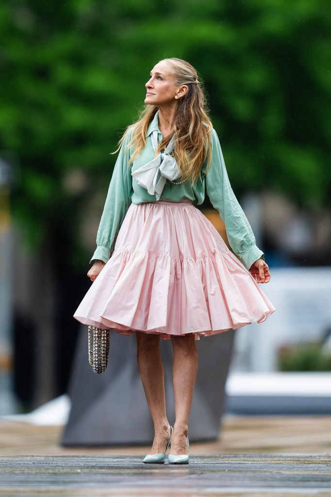 2025 Carrie Bradshaw is still a style icon