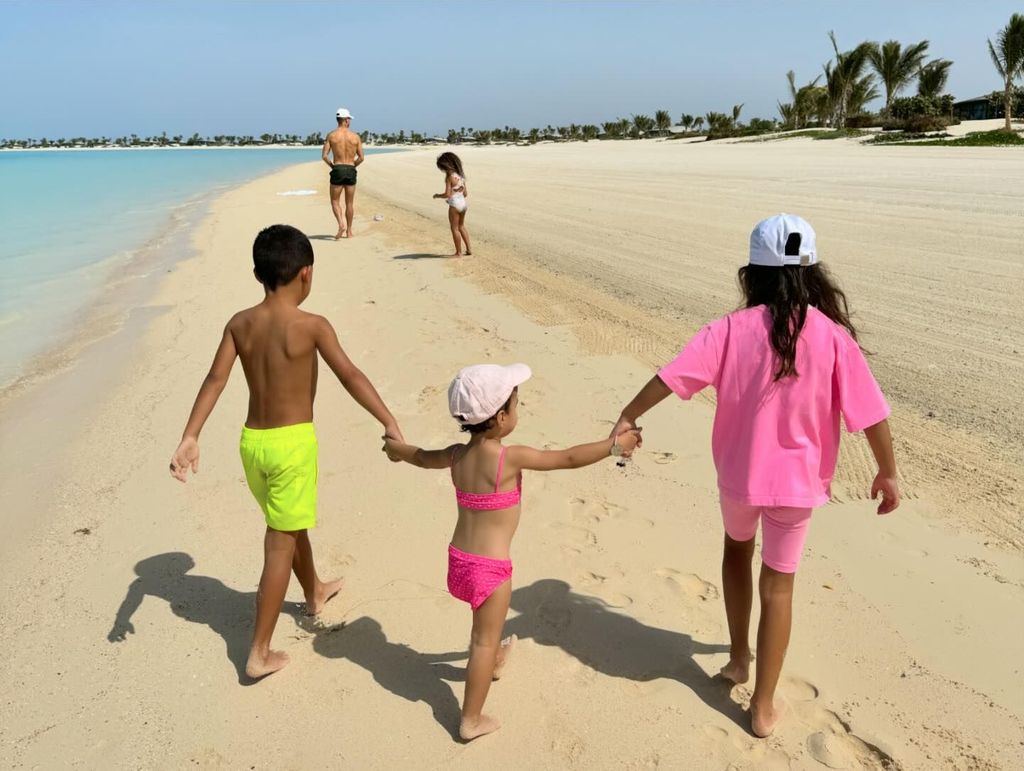Ronaldo's children walking on the beach