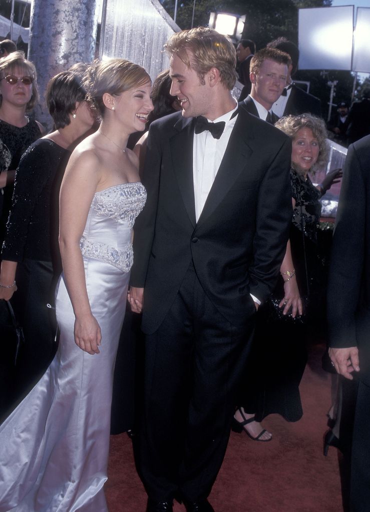 L'actrice Heather McComb et l'acteur James Van Der Beek assistent à la 51e cérémonie annuelle des Primetime Emmy Awards le 12 septembre 1999 au Shrine Auditorium de Los Angeles, en Californie.