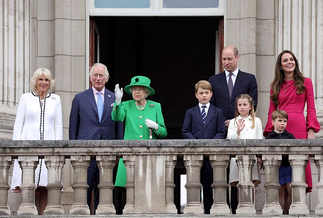 the queen waving in green jubilee with family