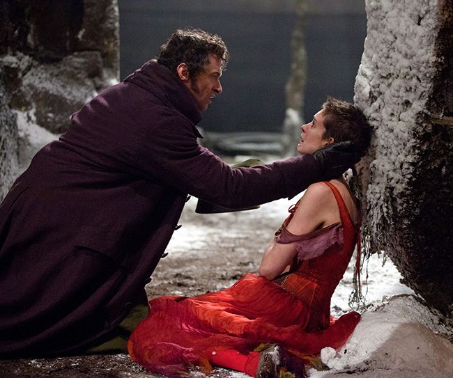 Eddie Redmayne says Anne Hathaway was "extraordinary" in Les Miserables