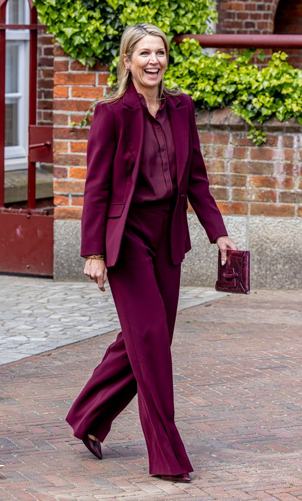 Sra. Maxima en el traje de ciruela roja