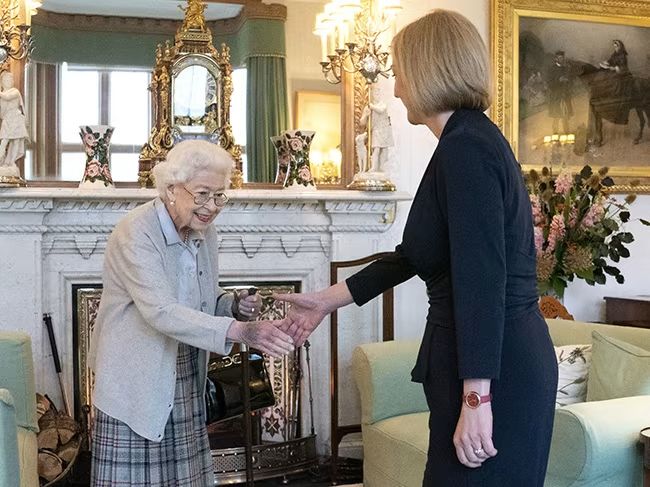 the queen shaking hands with liz truss