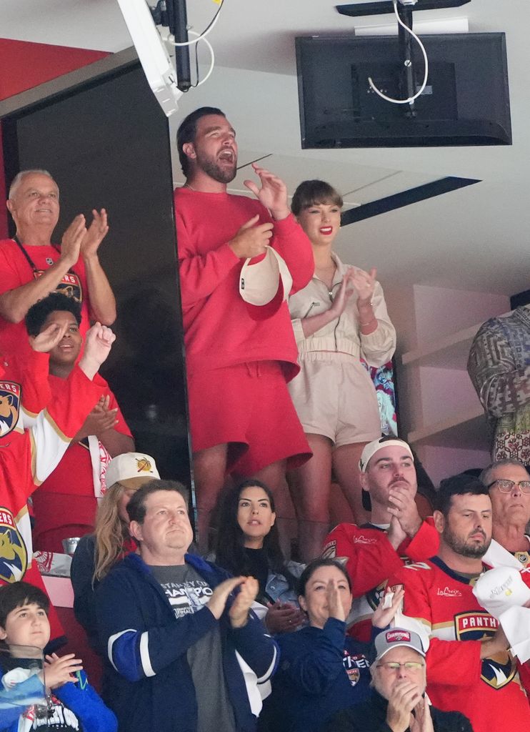 El jugador de la NFL Travis Kelce y el cantante Taylor son vistos en el primer deporte en el primer partido 2025 Stanley de 2025