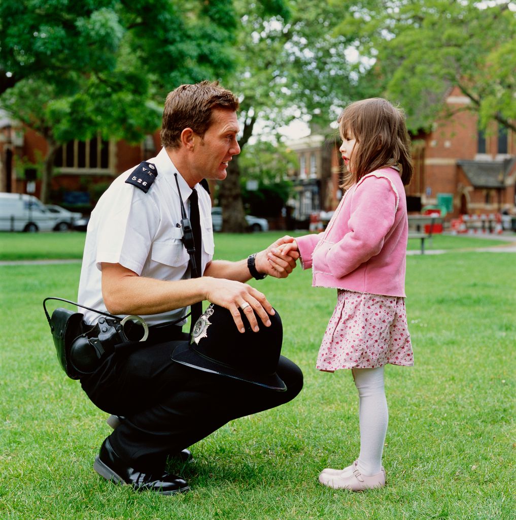 Policeman helps lost girl