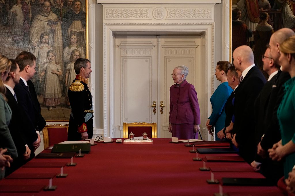 Margrethe leaves the seat at the head of the table to her son King Frederik X