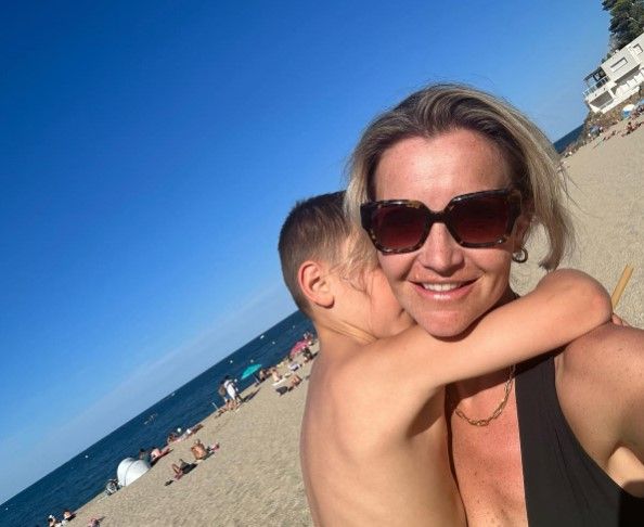 Helen Skelton enjoys the beach with her son