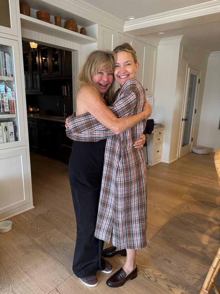 Kate Hudson Goldie Hawn  Oscar nomination hug
