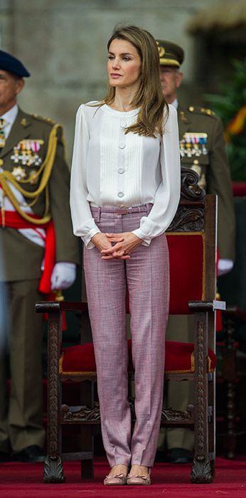 queen letizia pink trousers