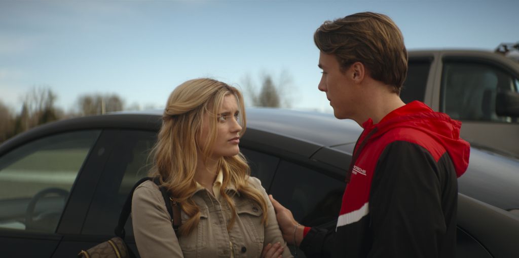 5 Nouveaux thrillers criminels et séries dramatiques à fréquenter sur la vidéo privilégiée maintenant 5 adolescente et garçon debout près de la voiture