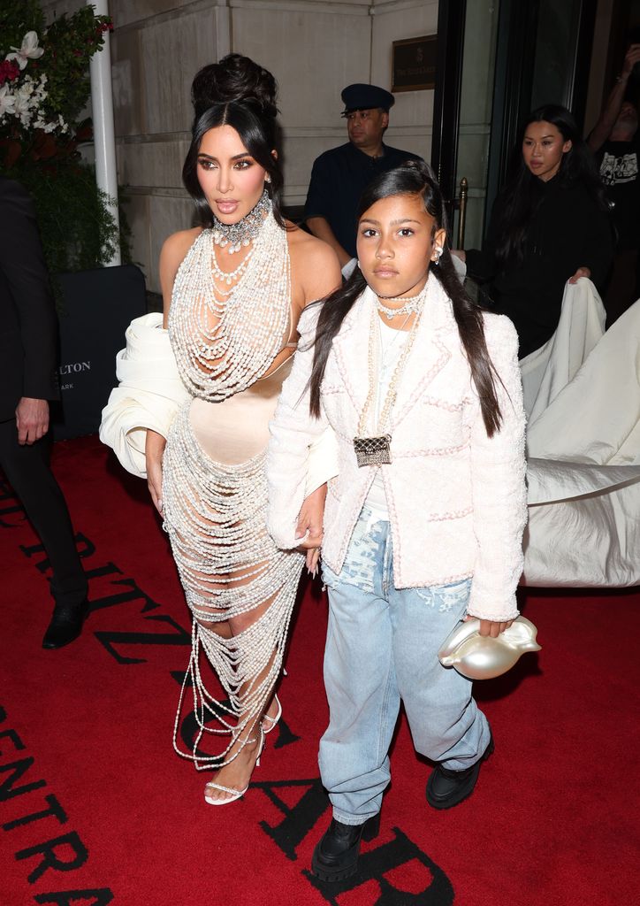 Kim Kardashian e North West são vistas saindo do Ritz Hotel em 1º de maio de 2023 na cidade de Nova York. 