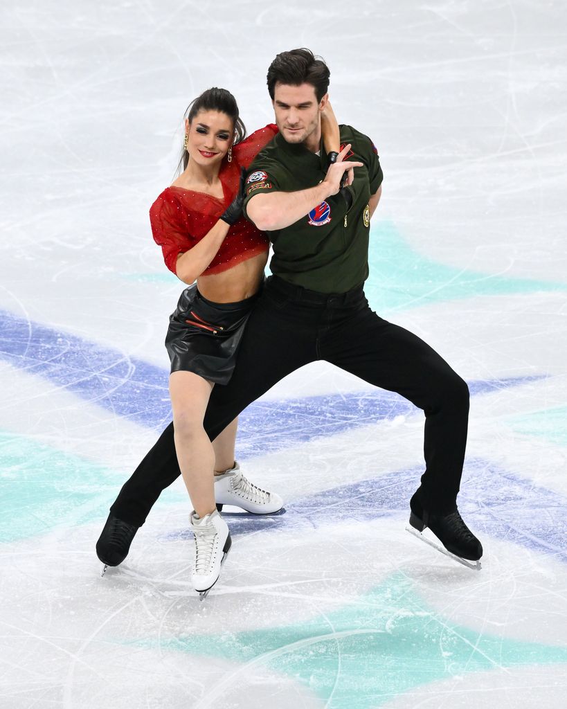 Laurence Fournier Beaudry et Nikolaj Soerensen du Canada participent à la danse rythmique de danse sur glace lors des Championnats du monde de patinage artistique de l'UIP au Centre Bell le 22 mars 2024 à Montréal, Québec, Canada