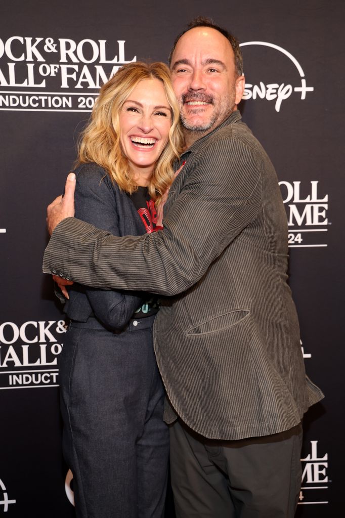 (De izquierda a derecha) Julia Roberts y Dave Matthews asisten a la ceremonia de incorporación al Salón de la Fama del Rock & Roll 2024 