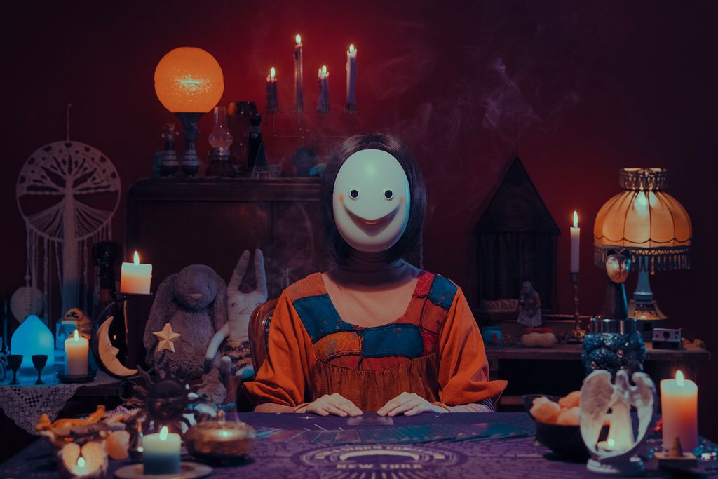 Un personnage déguisé entouré d'objets de sorcellerie dans Million-Follower Detective