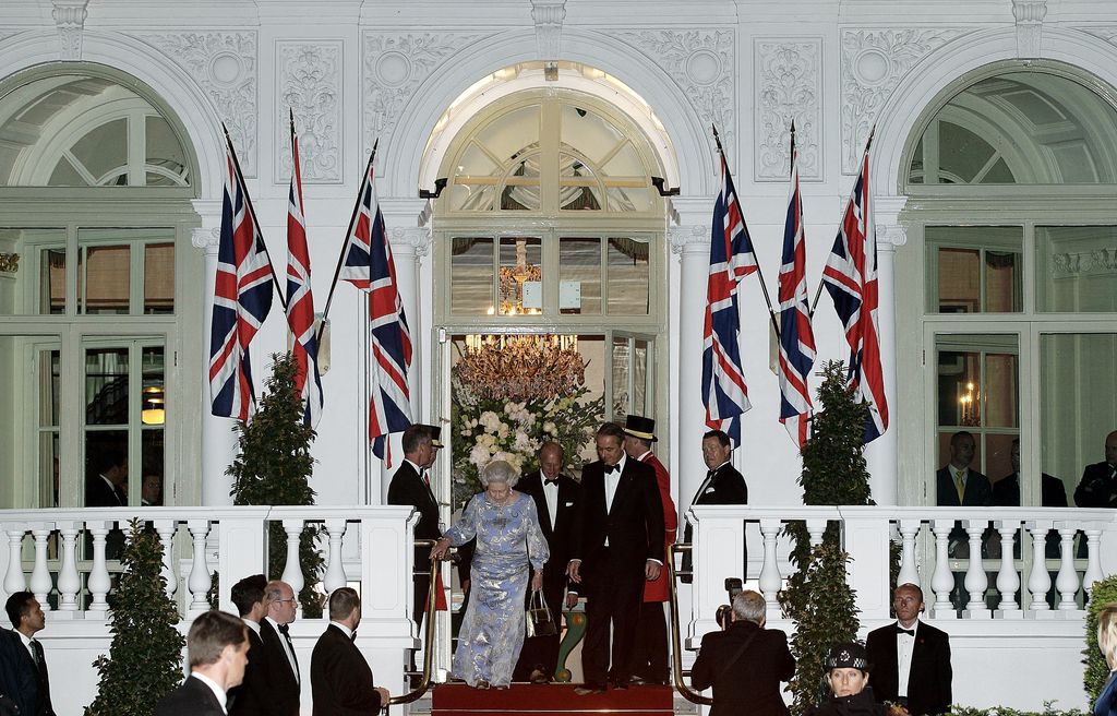 Ratu Elizabeth II dan Pangeran Philip, Adipati Edinburgh tampak meninggalkan makan malam pranikah yang diadakan di Mandarin Oriental Hyde Park