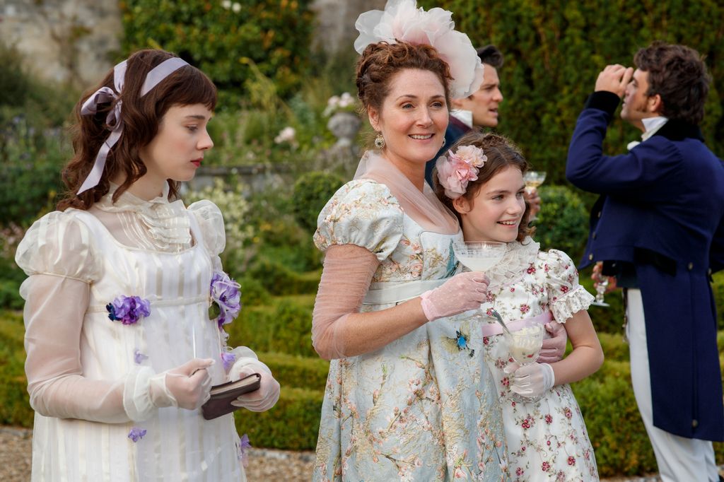 CLAUDIA JESSIE as ELOISE BRIDGERTON, RUTH GEMMELL as LADY VIOLET BRIDGERTON and FLORENCE HUNT as HYACINTH BRIDGERTON in episode 106 of BRIDGERTON Cr. NICK BRIGGS/NETFLIX © 2020