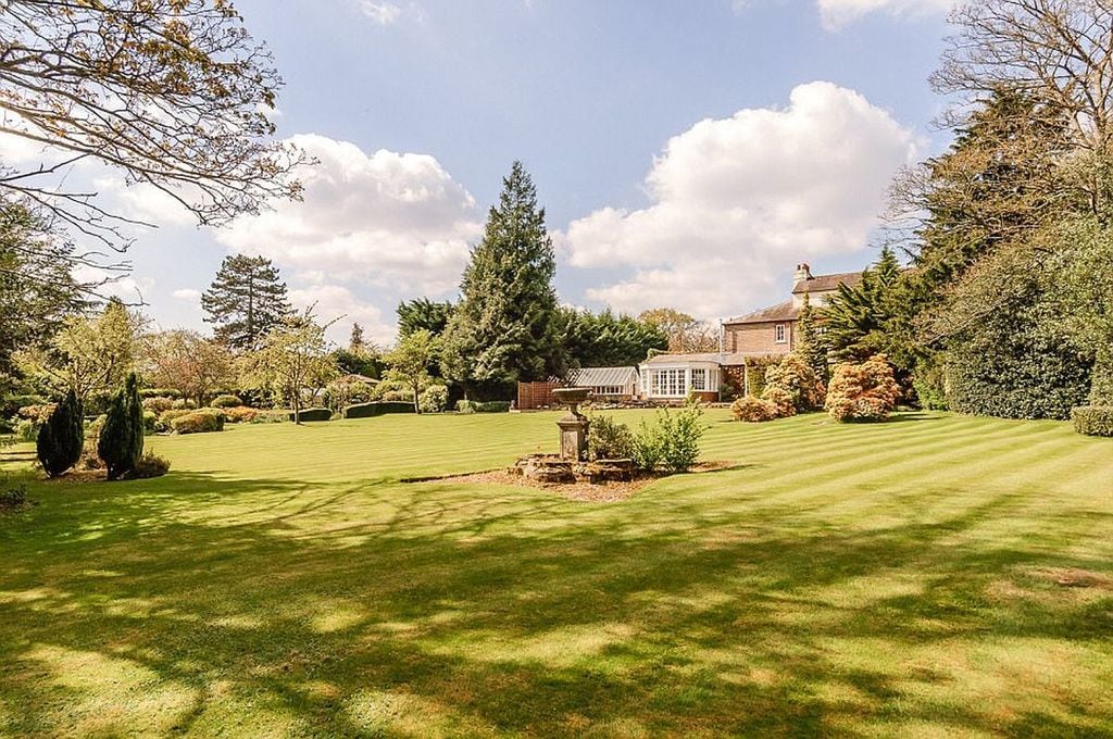 Garden of Sean Bean's £6 million mansion 