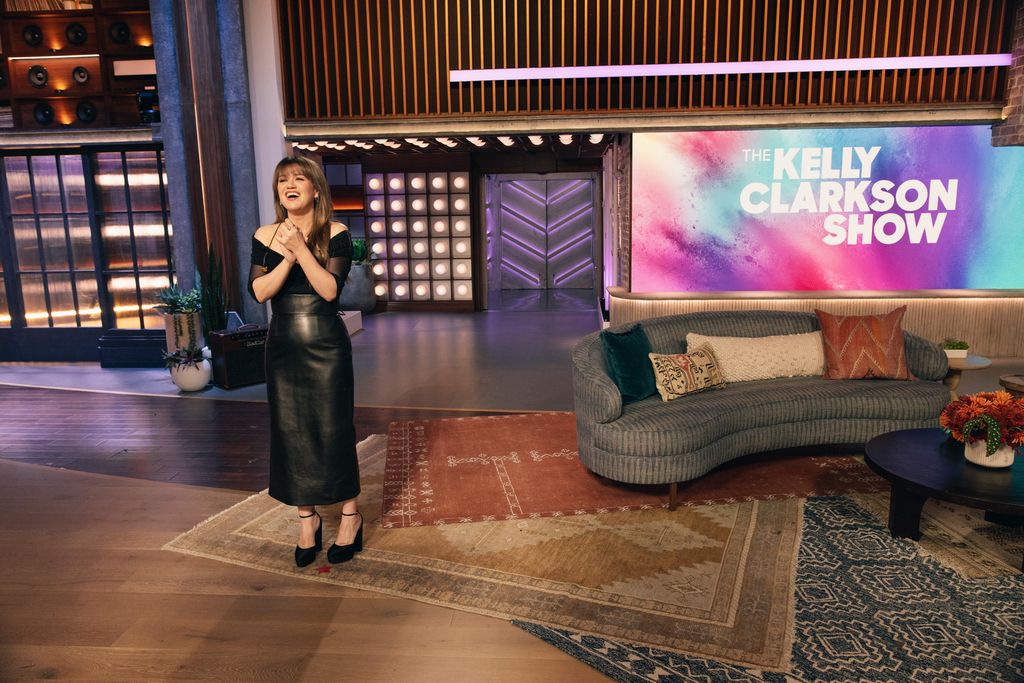 Kelly Clarkson looked fantastic in an all-black look on Wednesday's episode of The Kelly Clarkson Show 