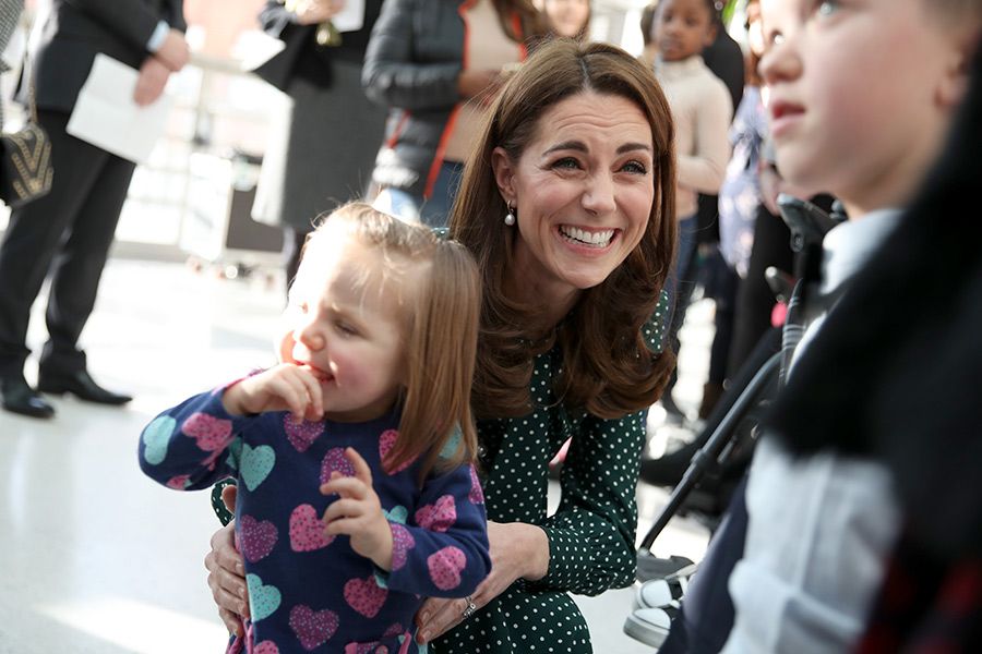 Kate Middleton brings festive cheer to children in London hospital as ...