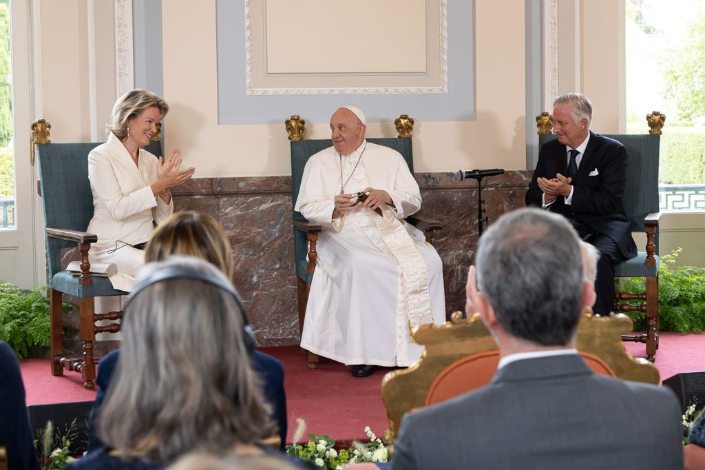 Pope Francis being applauded by King Philippe and Queen Mathilde