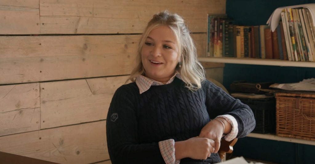 La star de Clarkson's Farm, Harriet Cowan, subit une intervention chirurgicale après une horrible blessure 2 femme assise au bureau