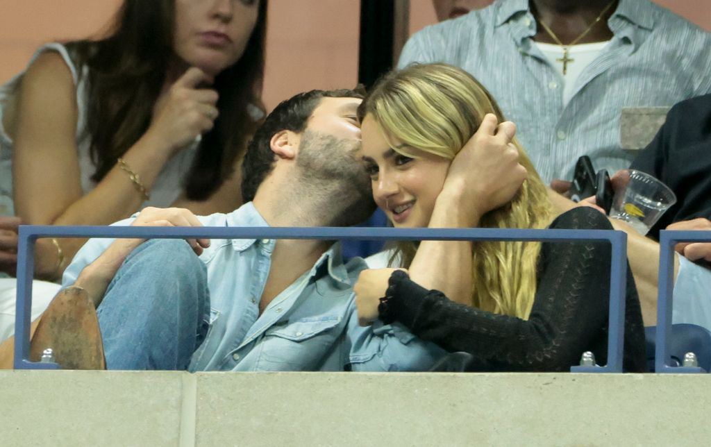 The couple are in a relationship in real life 