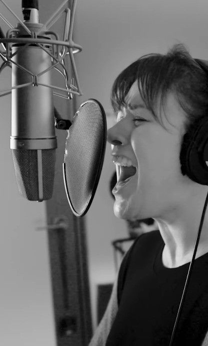 kelly clarkson singing into studio microphone