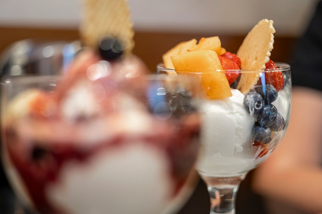 Mark McShane, expert en certificat d'hygiène alimentaire, révèle 7 aliments qui «peuvent entraîner une maladie grave» lors de voyage 6 Vue rapprochée d'une tasse de crème glacée à la fusion