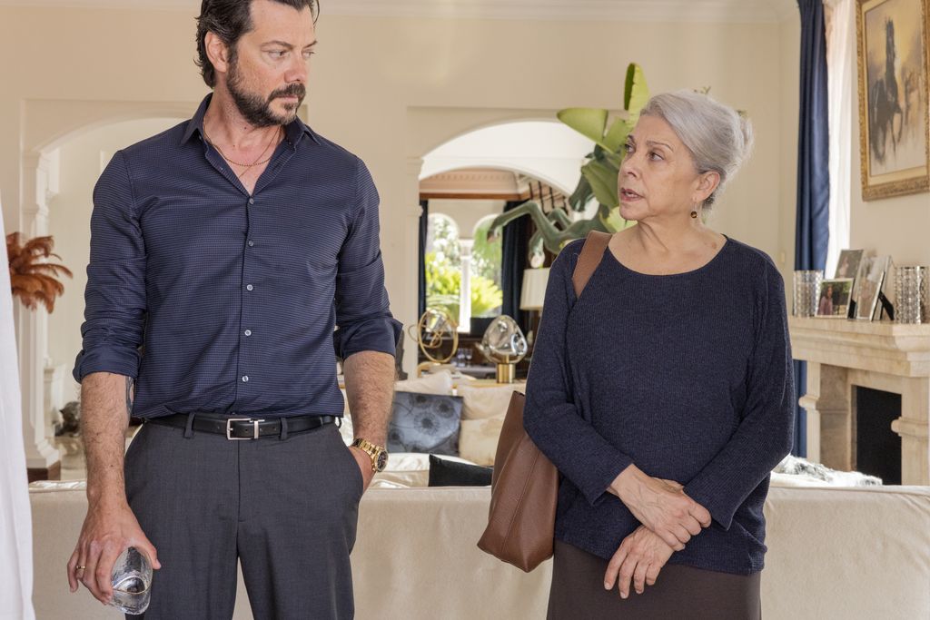 Alvaro Morte as Rafael and Kiti Manver as Isabel