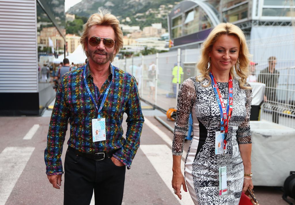 Noel Edmonds et sa femme Liz se promenant au Grand Prix de Monaco