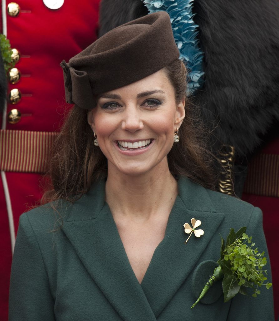 The Princess of Wales mengenakan mantel zamrud di foto resimen di Parade Hari St Patricks di Mons Barracks di Aldershot.