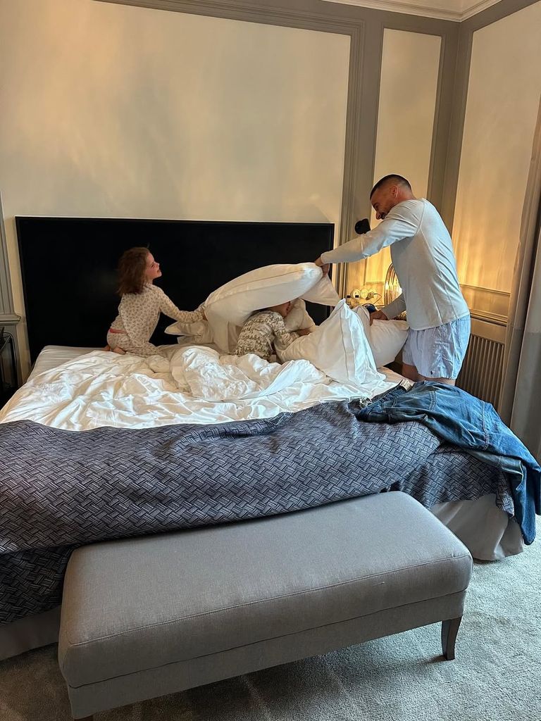 Ricky Martin a photographié avec un combat d'oreiller avec les enfants Renn et Lucia, partagés sur Instagram