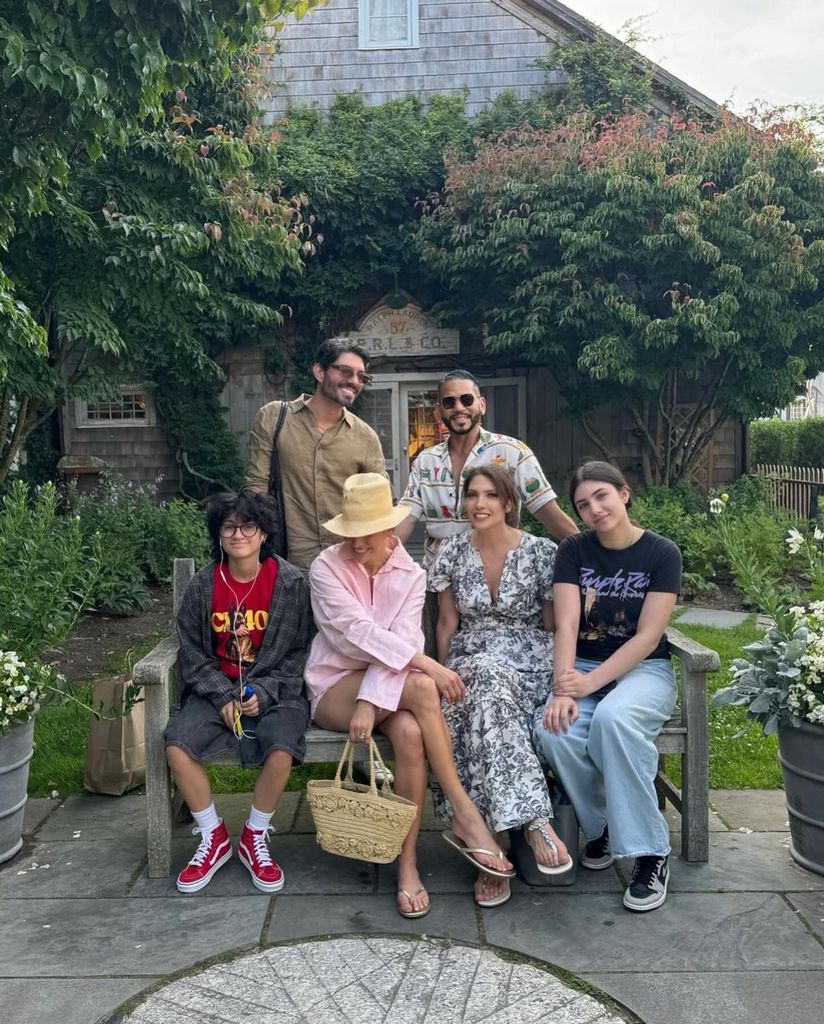 Jennifer Lopez and her child Emme posed for a group photo featuring her sister Lynda Lopez and niece Lucie 