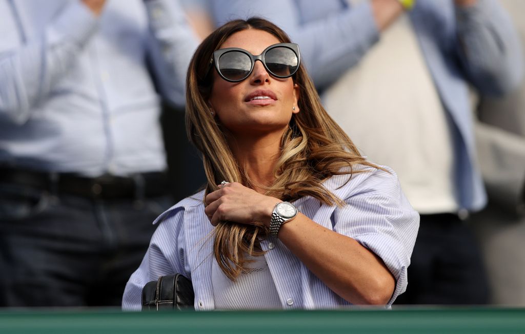 Femme portant une chemise à rayures et des lunettes de soleil à Wimbledon