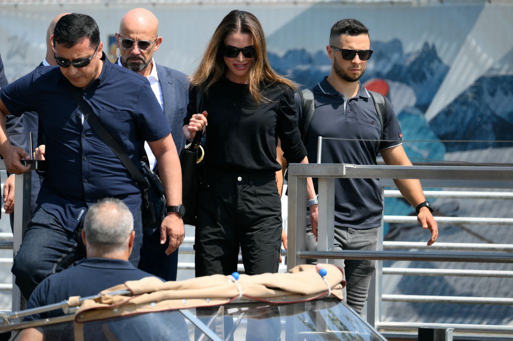 Ratu Rania Berjalan ke Perahu Taksi di Bandara Venice Marco Polo menjelang pernikahan Jeff Bezos