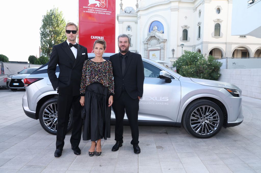   Alexander Skarsgard en smoking et Tuva Novotny en haut à fleurs en 2024