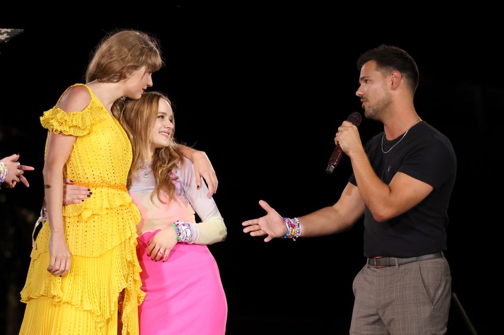 Taylor Swift, Joey King and Taylor Lautner on stage 